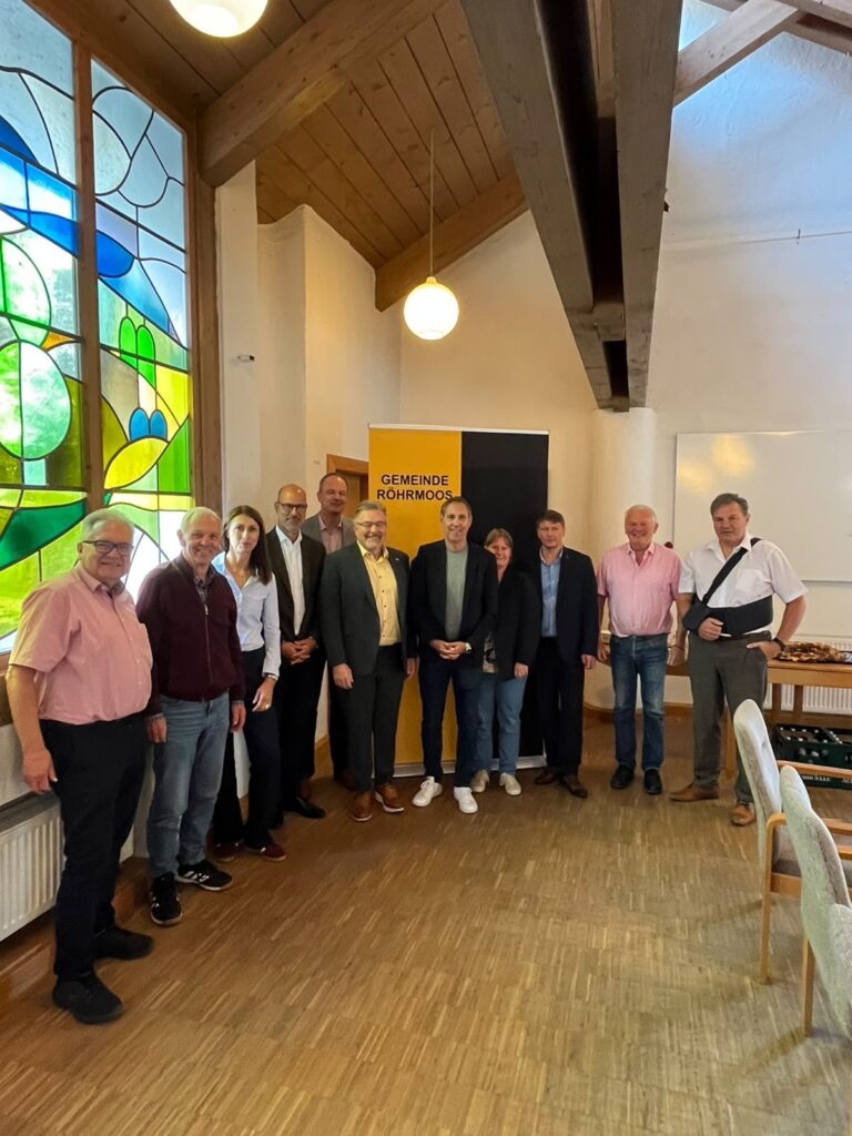 Dieter Kugler, Altbürgermeister Röhrmoos, MdL Hans Groß, Annette Gärtner, GP JOULE , Peter Beermann, Geschäftsführer der Projektgesellschaft und Windkümmerer Oberbayern, Michael Holl, Geschäftsführer Franziskuswerk Schönbrunn, Michael Reiter, Erster Bürgermeister Altomünster, MdB Michael Schrodi, Sabine Decker, Gemeinderätin Röhrmoos, Georg Niederschweiberer, Erster Bürgermeister Röhrmoos, Arthur Stein, Zweiter Bürgermeister von Röhrmoos sowie Helmut Zech, stellvertretende Landrat im Landkreis Dachau